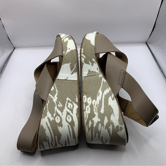 CLARKS Collection Soft Cushion Size 7M Brown & Beige X Crossover Wedge Sandals - Picture 5 of 12